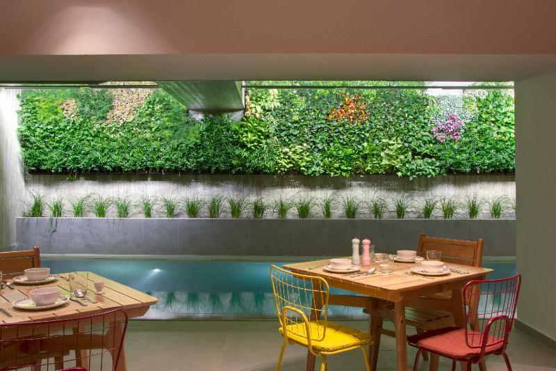 Coco-Mat Athens Jumelle Otel Dış mekan fotoğraf A living wall in a restaurant